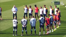 Real Madrid players and staff holding a minute of silence for the victims of the Valencia flood
