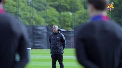Les joueurs et le staff observent une minute de silence pour les victimes de Dana