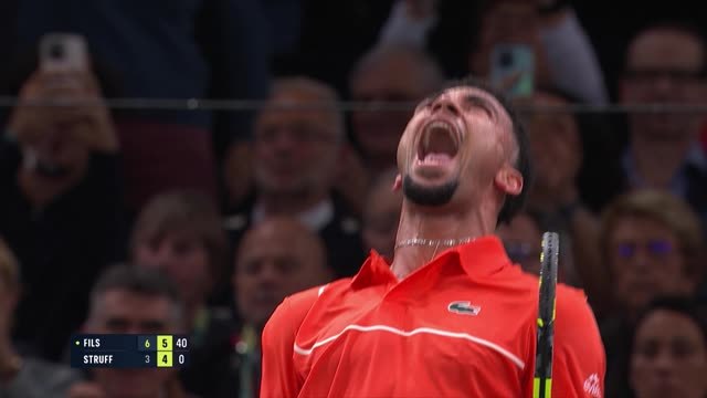 Rolex Paris Masters - Fils assure contre Struff et file en 8es