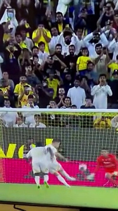 VÍDEO: Cristiano Ronaldo "quebra " celular de torcedor após perder pênalti no final do jogo; veja
