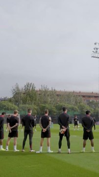 Minuto de silencio en el entreno del Barça por las víctimas de la DANA