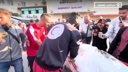 المسعف عبد العزيز البرديني ينقل شهيدة من مخيم المغازي وسط قطاع غزة وفي المستشفى يكتشف أنها والدته