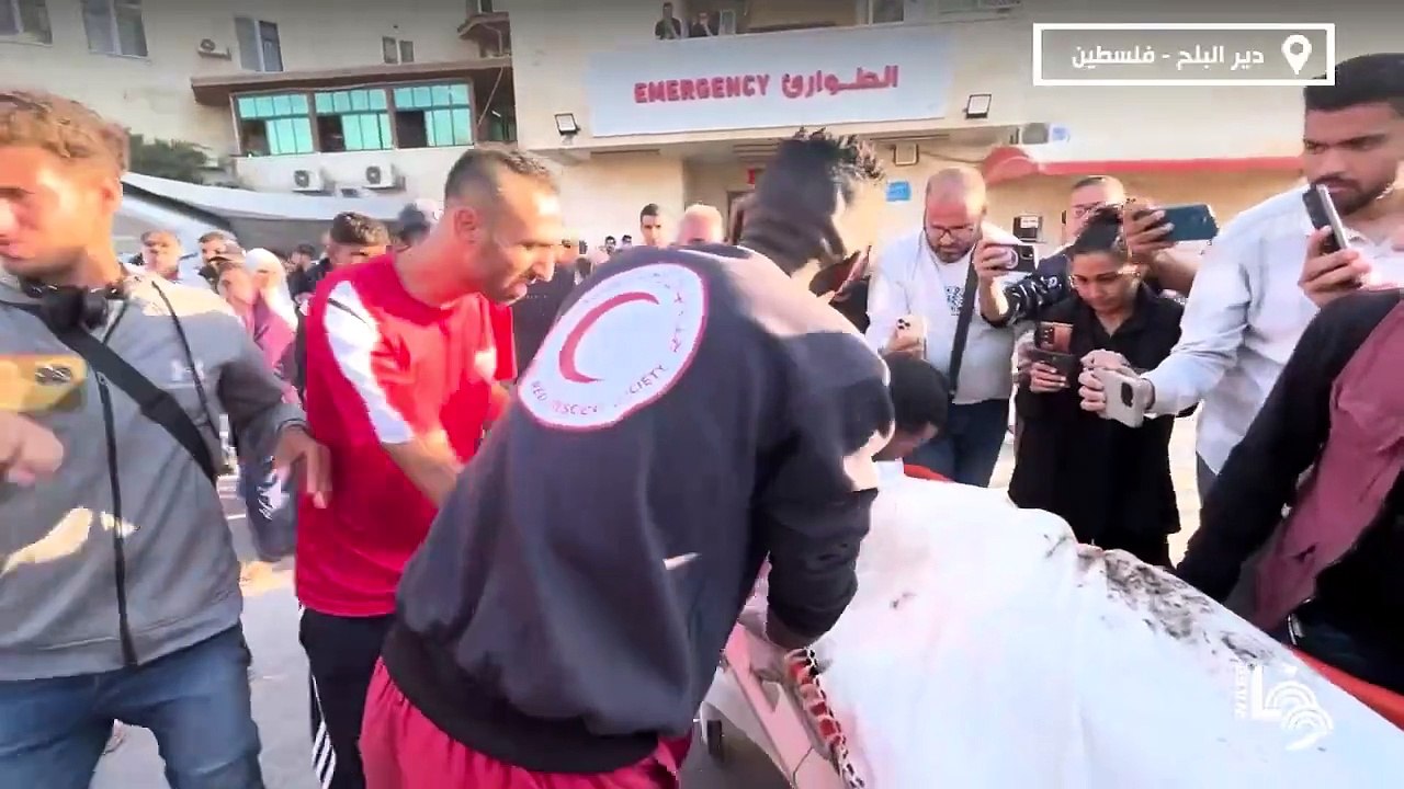 المسعف عبد العزيز البرديني ينقل شهيدة من مخيم المغازي وسط قطاع غزة وفي المستشفى يكتشف أنها والدته