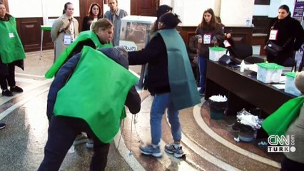 Gürcistan'da seçim tartışması büyüyor