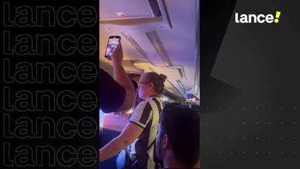 Ônibus que está levando alguns torcedores do Botafogo foi alvo de pedradas da torcida do Peñarol!