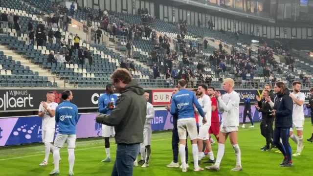 Les joueurs viennent remercier les supporters de Rochefort