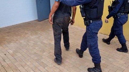 Homem com moto grita para agentes da Transitar: “Eu tô bêbado” e é preso por embriaguez