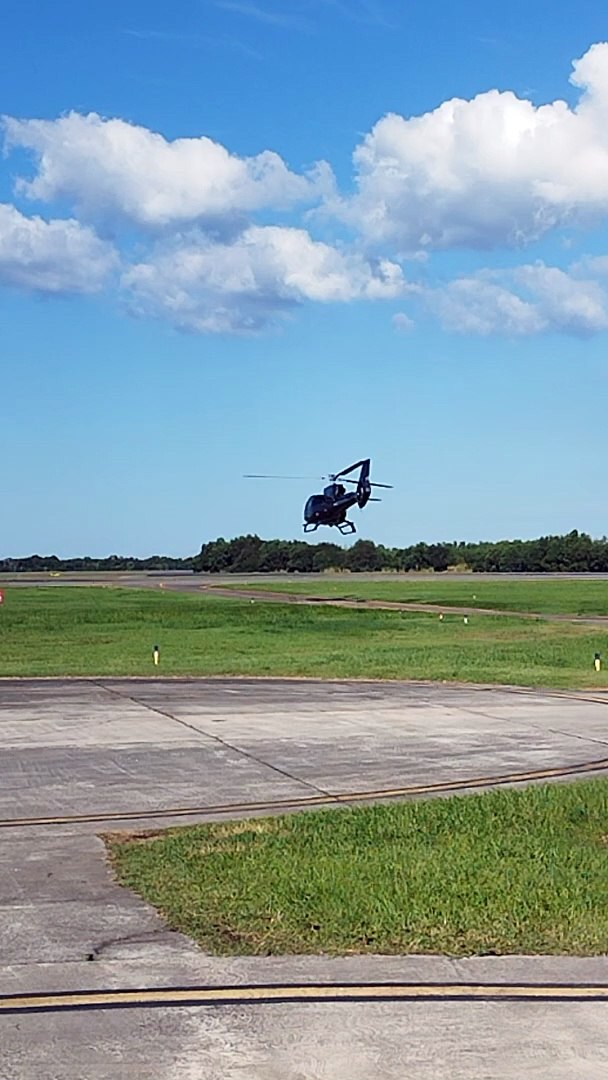 Helicóptero decolando