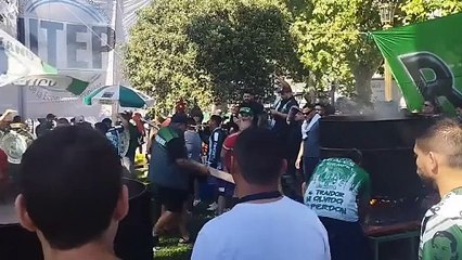 Olla popular en Plaza Constitución con Camioneros a cargo de la cocina