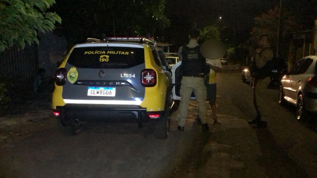 Discussão entre namorados resulta em briga e rapaz não deixa namorado entrar em casa