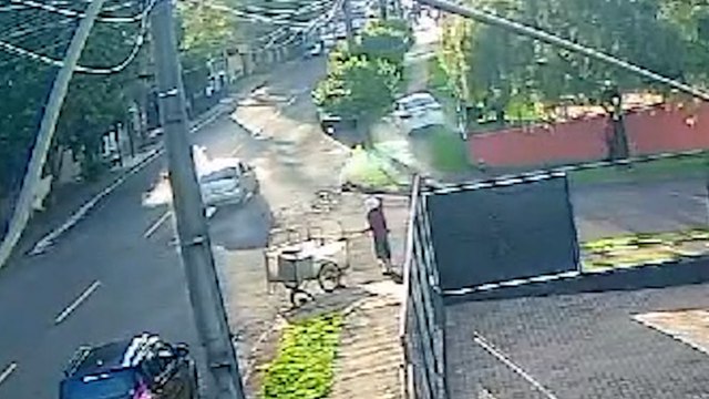 Imagem flagra acidente entre carros na Rua Fortaleza