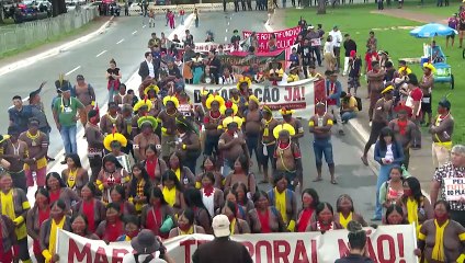 Indígenas protestam em Brasília contra 'Marco Temporal'