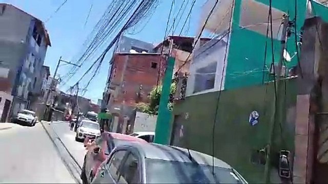 Fios pendurados em postes trazem riscos para moradores do Cabula