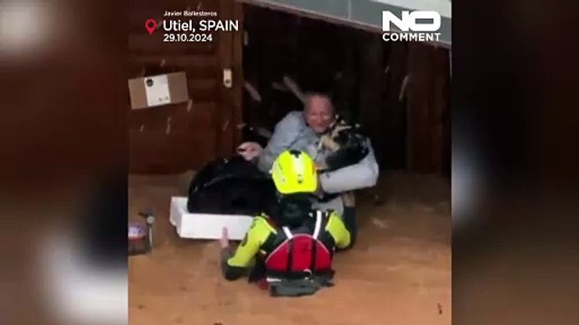 سیل مرگبار اسپانیا؛ لحظات نجات زنی با سگش با هلی‌کوپتر امداد