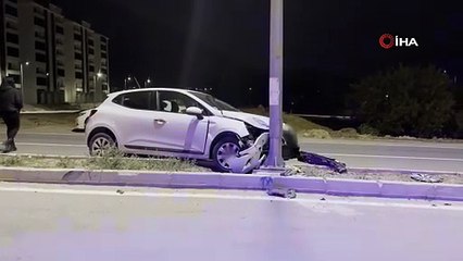 Elazığ’da feci kaza! Otomobil direğe çarptı