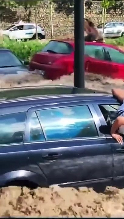 Inondations en Espagne : Les images effrayantes de personnes réfugiées sur le toit de leurs voitures, hurlant et appelant au secours, alors qu'elles sont  emportées par le courant