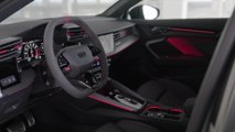 Der neue Audi RS 3 - Dunkles Interieur mit oben und unten abgeflachtem Lenkrad sowie RS-Schalensitzen