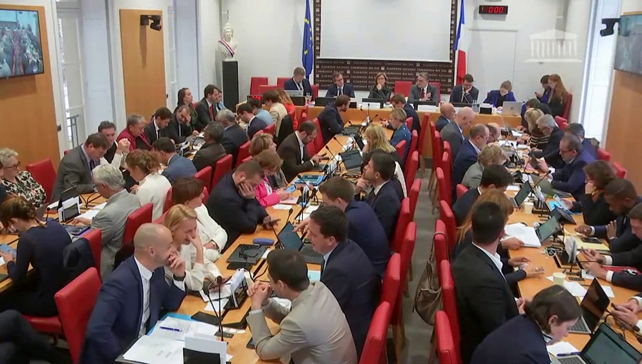 Commission des lois : Reporter le renouvellemen...