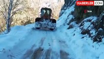 Dünyanın En Tehlikeli Yolunda Kar Temizleme Çalışmaları Devam Ediyor