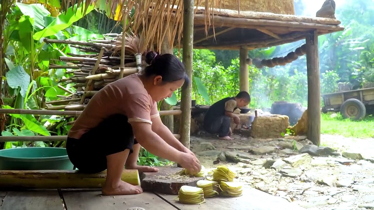 Dwarf family Discovered Tortoise Laying Eggs and Chased The Snake To Rescue His Wife.