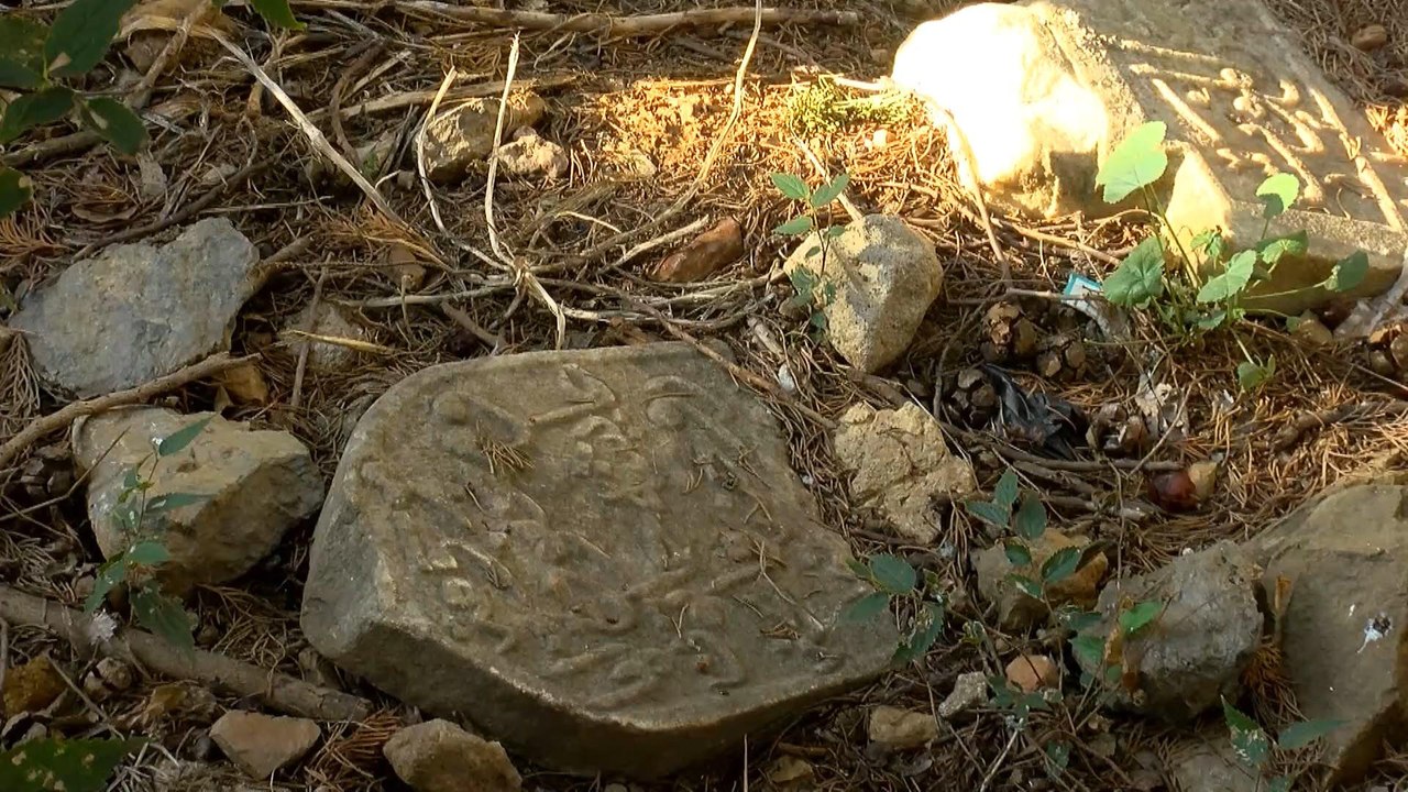 Tarihi mezarlık harabeye döndü