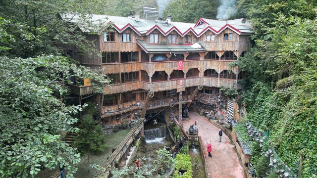 Korku filmi gibi tesis: Önce korkutuyor sonra gülümsetiyor