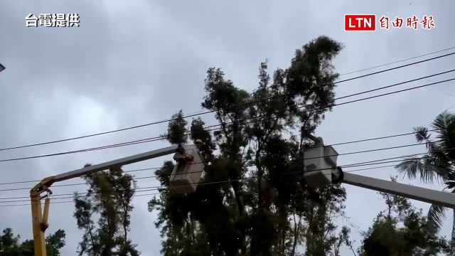 強颱康芮來襲 高雄一度8962戶停電 台電人員冒風雨搶修（台電提供）