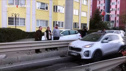 Çorlu'da dehşete düşüren kaza! Bariyerlere ok gibi saplanan araç hurdaya döndü