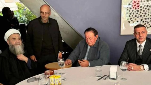 Cübbeli Ahmet, Alaattin Çakıcı'nın elini öpmeye çalıştığı görüntüler sosyal medyada gündem ol