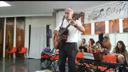 Santuario di San Gabriele, tendopoli dei giovani: il vescovo prende la chitarra