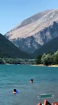 Gran Sasso in fiamme, il Canadair fa il pieno in mezzo ai bagnanti