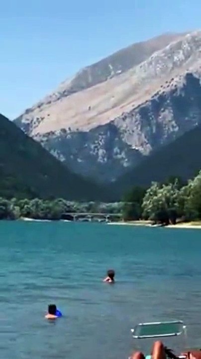 Gran Sasso in fiamme, il Canadair fa il pieno in mezzo ai bagnanti