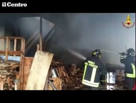 Deposito in fiamme a Cappelle sul Tavo, l'intervento dei vigili del fuoco