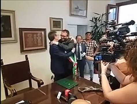 L'Aquila, la consegna della fascia tricolore al nuovo sindaco