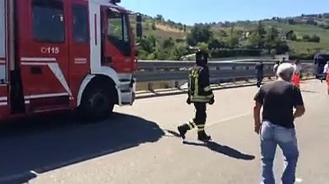 Bucchianico, l'intervento dei vigili del fuoco sul camion in bilico