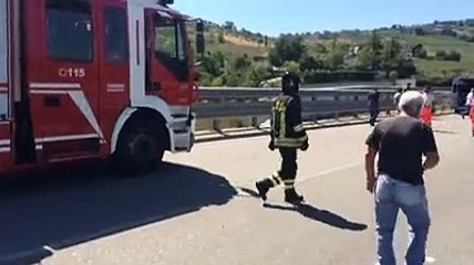Bucchianico, l'intervento dei vigili del fuoco sul camion in bilico