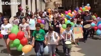 Chieti, la protesta della scuola con bambini e palloncini