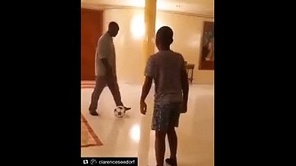 Calcio, la magia di Seedorf mentre gioca in casa con il figlio