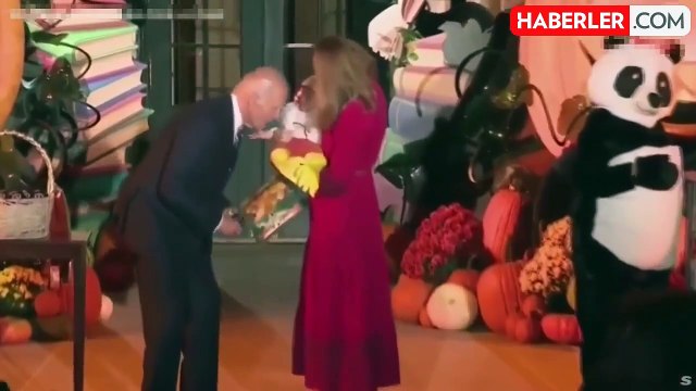 ABD Başkanı Joe Biden Beyaz Saray'ın Cadılar Bayramı partisinde üç bebeği ısırdı