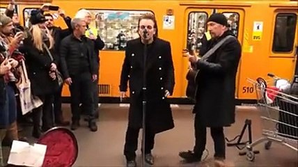Il "live" degli U2 nella metropolitana di Berlino