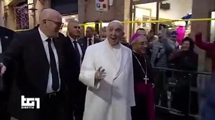 Il Papa ferma la diretta tv per salutare il giornalista