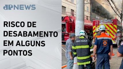 Bombeiros trabalham no rescaldo de incêndio no Shopping 25, no Brás