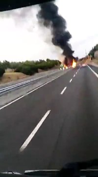 Camion in fiamme sull'A14, il video di un automobilista