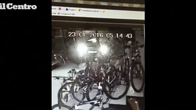 Chieti, sfondano la vetrata e rubano le biciclette