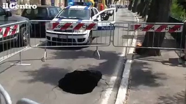 Chieti, un'auto centra una voragine sull'asfalto: due feriti