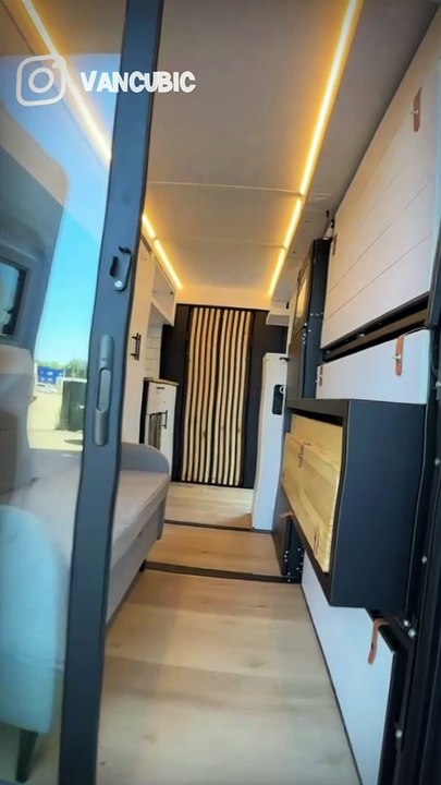 An incredible before-after, with these cubes to integrate into the van, but where's the bathroom?