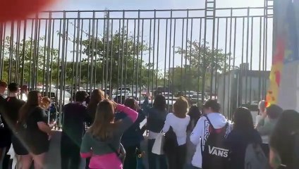 Pedro Sánchez va a hacerse la foto a Valencia y acaba retratado por los ciudadanos: "¡Dimisión!"