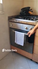 Envie para aquela pessoa que não sabe nem usar um forno. Nível de dificuldade_ quente #shorts