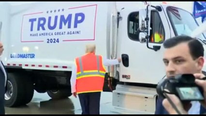Trump a bordo di un camion della spazzatura sfrutta la gaffe di Biden