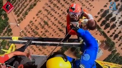 Rescatan a un bebé de un año y a su madre en una vivienda aislada de Riola